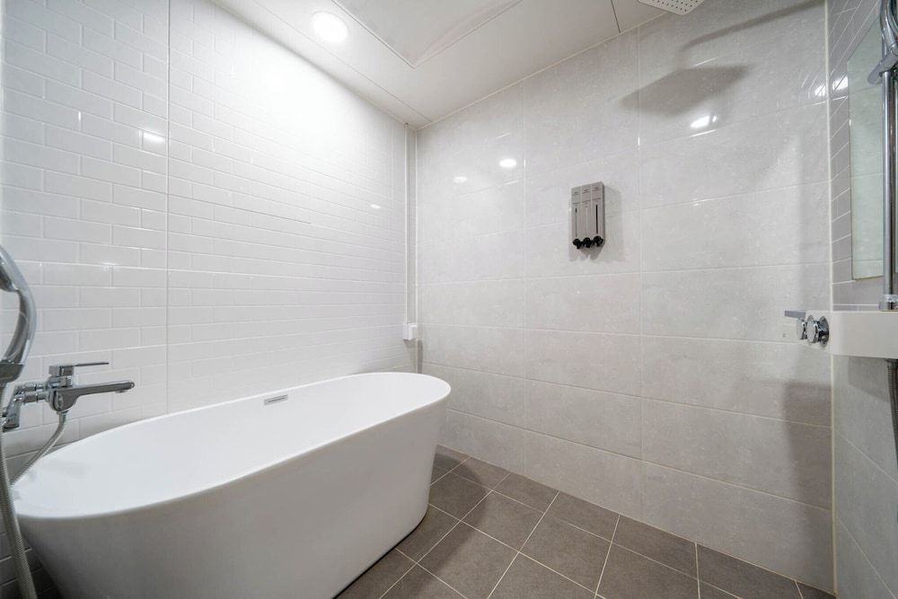 JinCheon Mini Business Hotel Deluxe Room 8