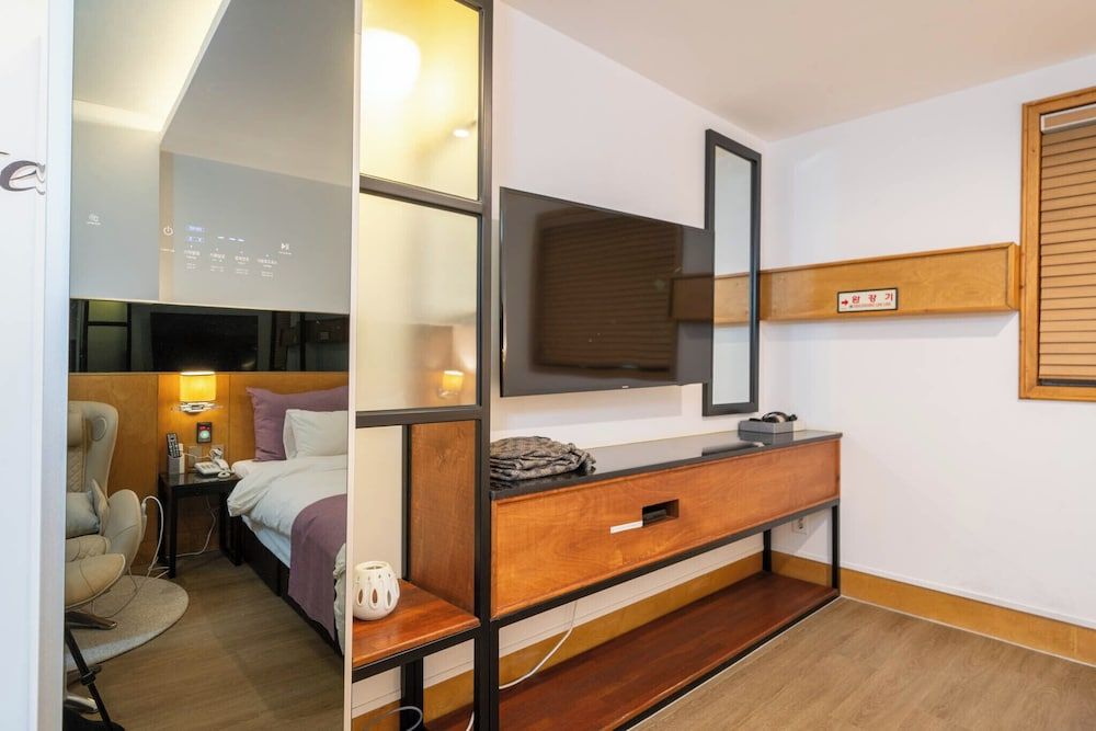 JinCheon Mini Business Hotel Deluxe Room 4