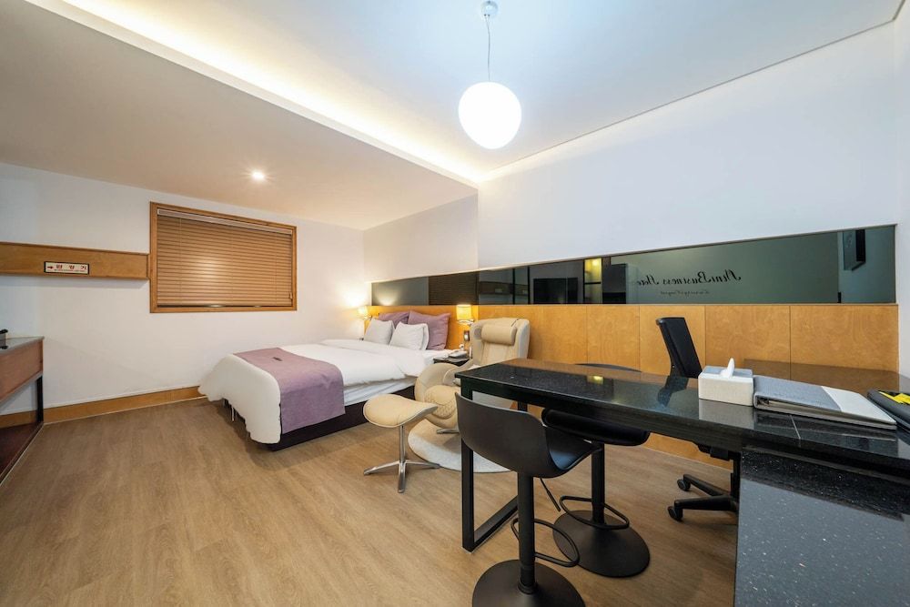 JinCheon Mini Business Hotel Deluxe Room 2