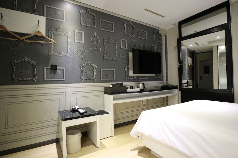 Hotel Cullinan Jongno Deluxe Double Room (Fri & Sat Check in 8pm) 42