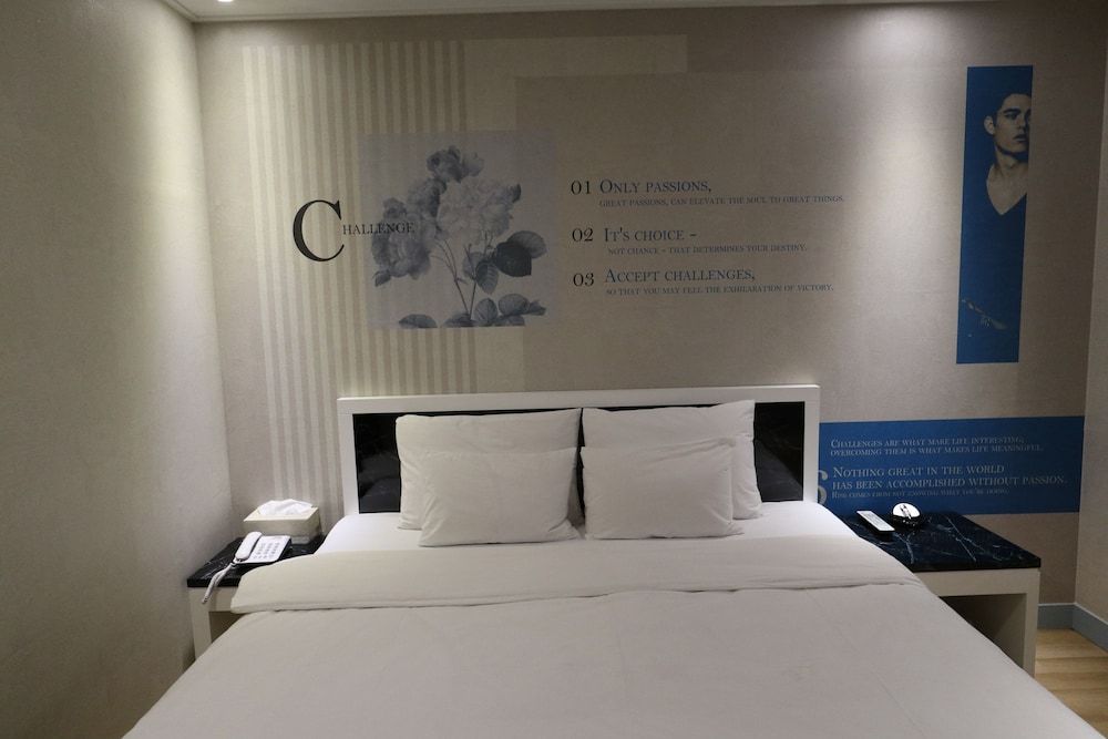 Hotel Cullinan Jongno Deluxe Double Room (Fri & Sat Check in 8pm) 13