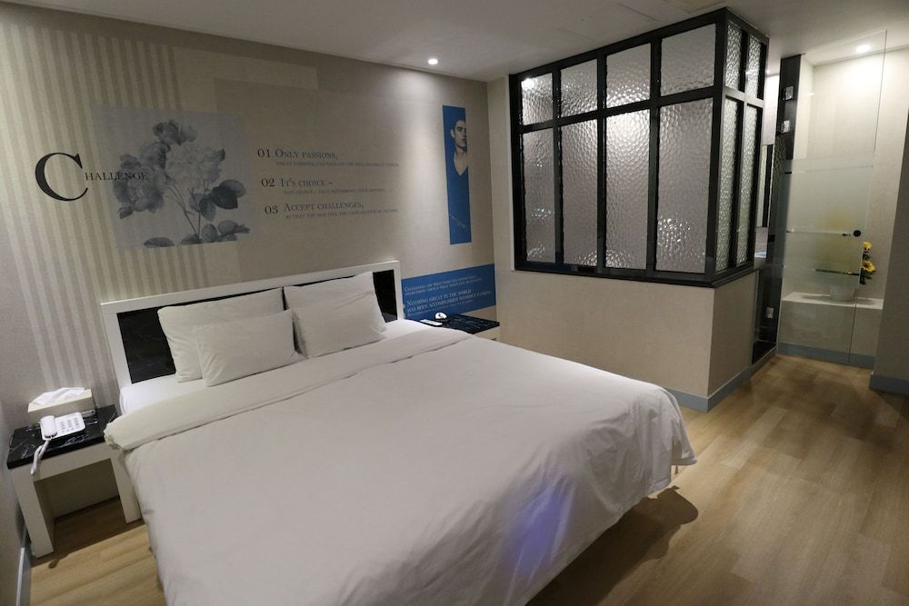 Hotel Cullinan Jongno Deluxe Double Room (Fri & Sat Check in 8pm) 12