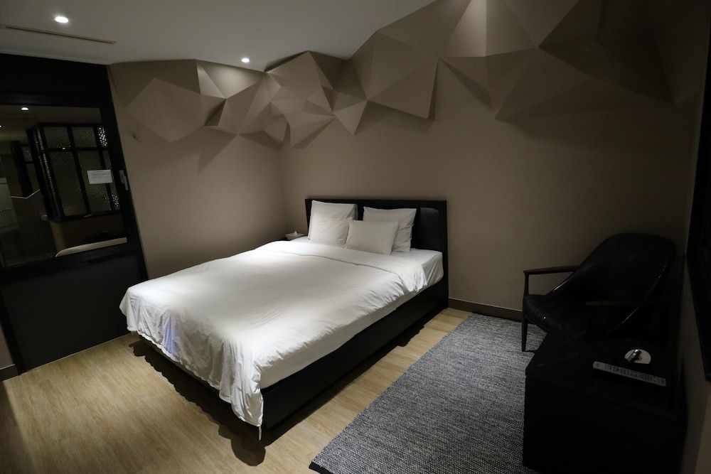 Hotel Cullinan Jongno Deluxe Double Room (Fri & Sat Check in 8pm) 34