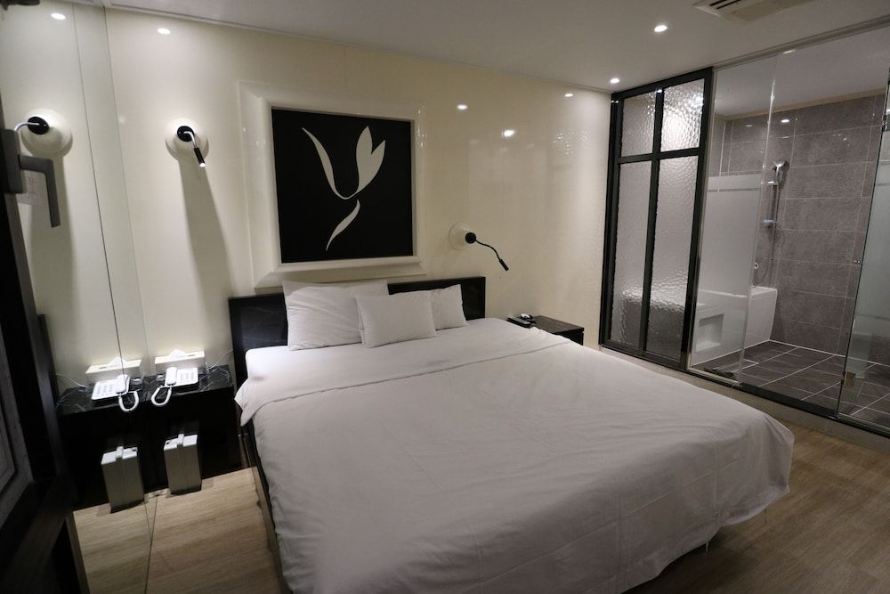 Hotel Cullinan Jongno Deluxe Double Room (Fri & Sat Check in 8pm) 37