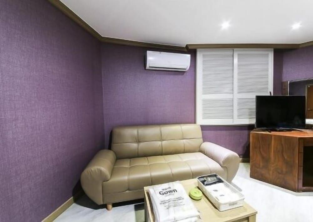 Happy Q Motel Semi-Deluxe Room 5