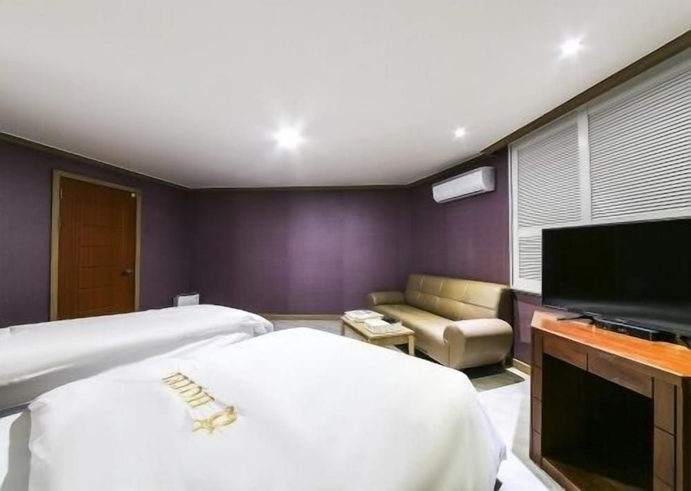 Happy Q Motel Semi-Deluxe Room 4