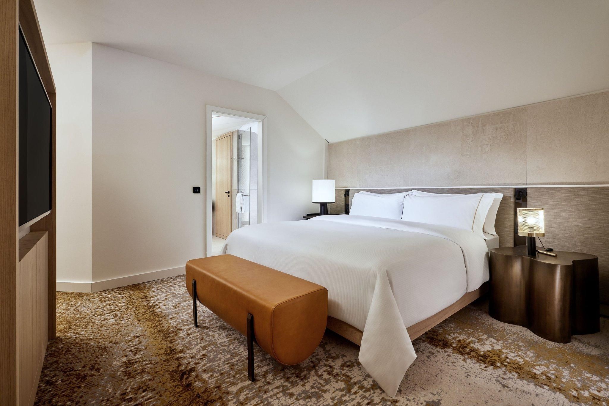 presidential suite, club lounge access, 2 bedroom suite, bedroom 1: 1 king, bedroom 2: 1 king