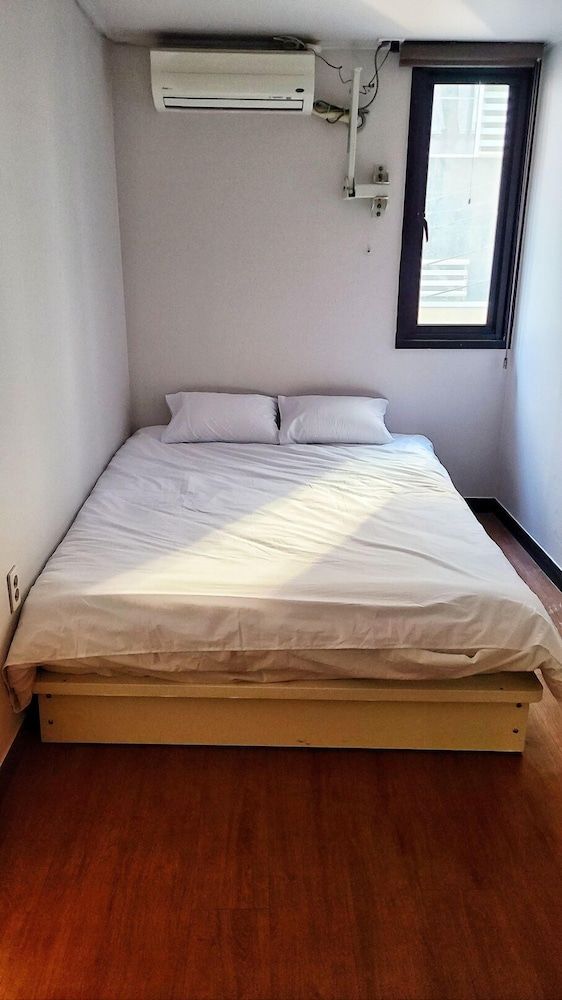 Kimchee Busan Downtown Guesthouse - Hostel Standard Double Room, Shared Bathroom