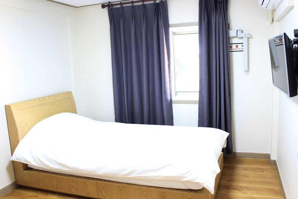 The Lucete Hotel Standard Room (19 sqm.) 2