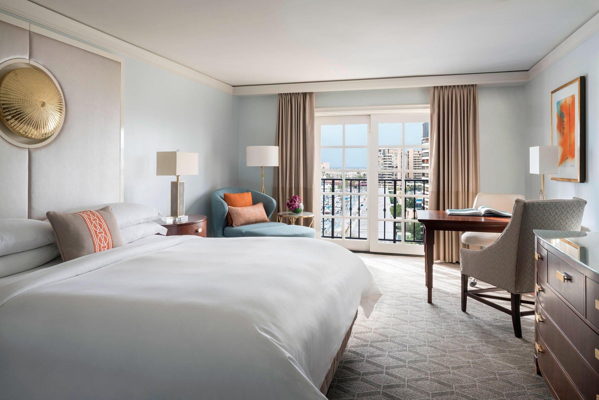 Club level, Guest room, 1 King, Balcony