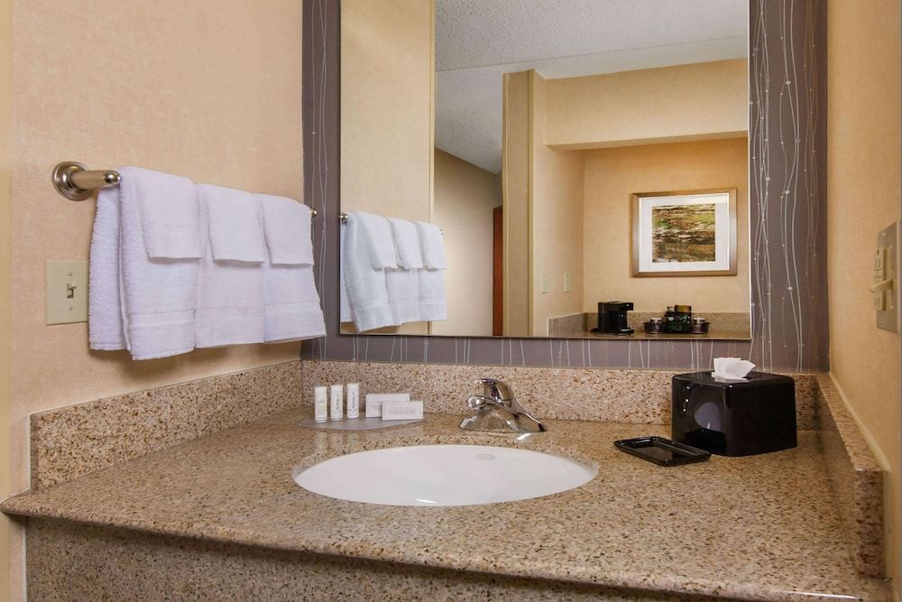 Deluxe Room, 2 Queen Beds, Accessible (Roll In Shower)