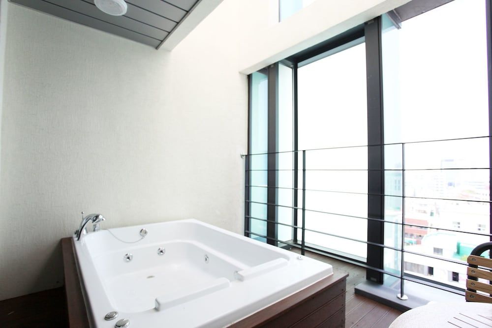 Deep Soaking Bathtub