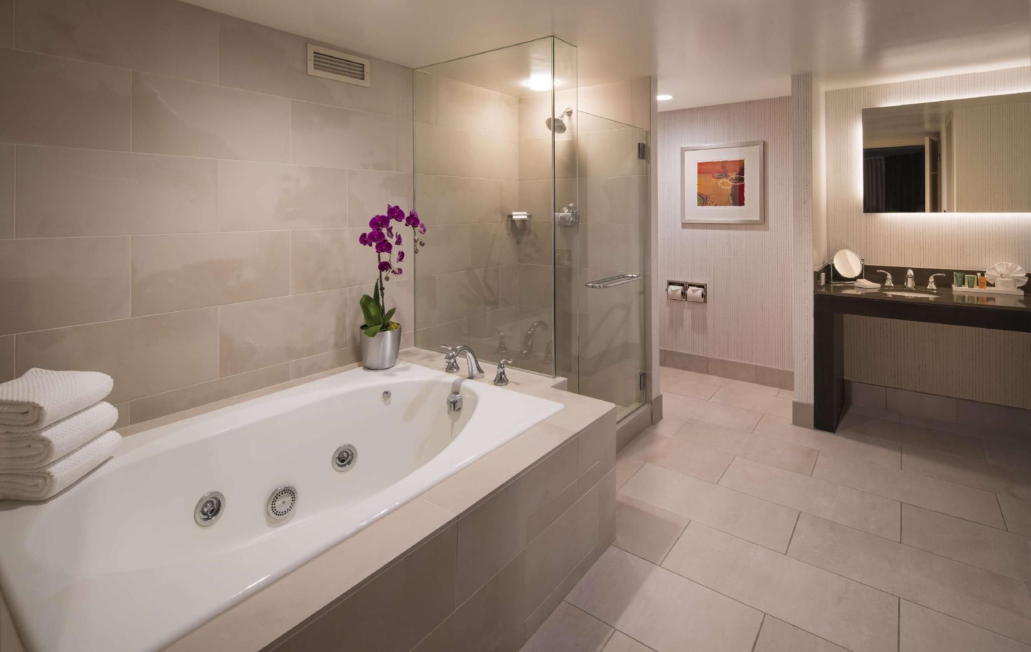 SUNSET SUITE - 1 BEDROOM - FLOORS 30-32