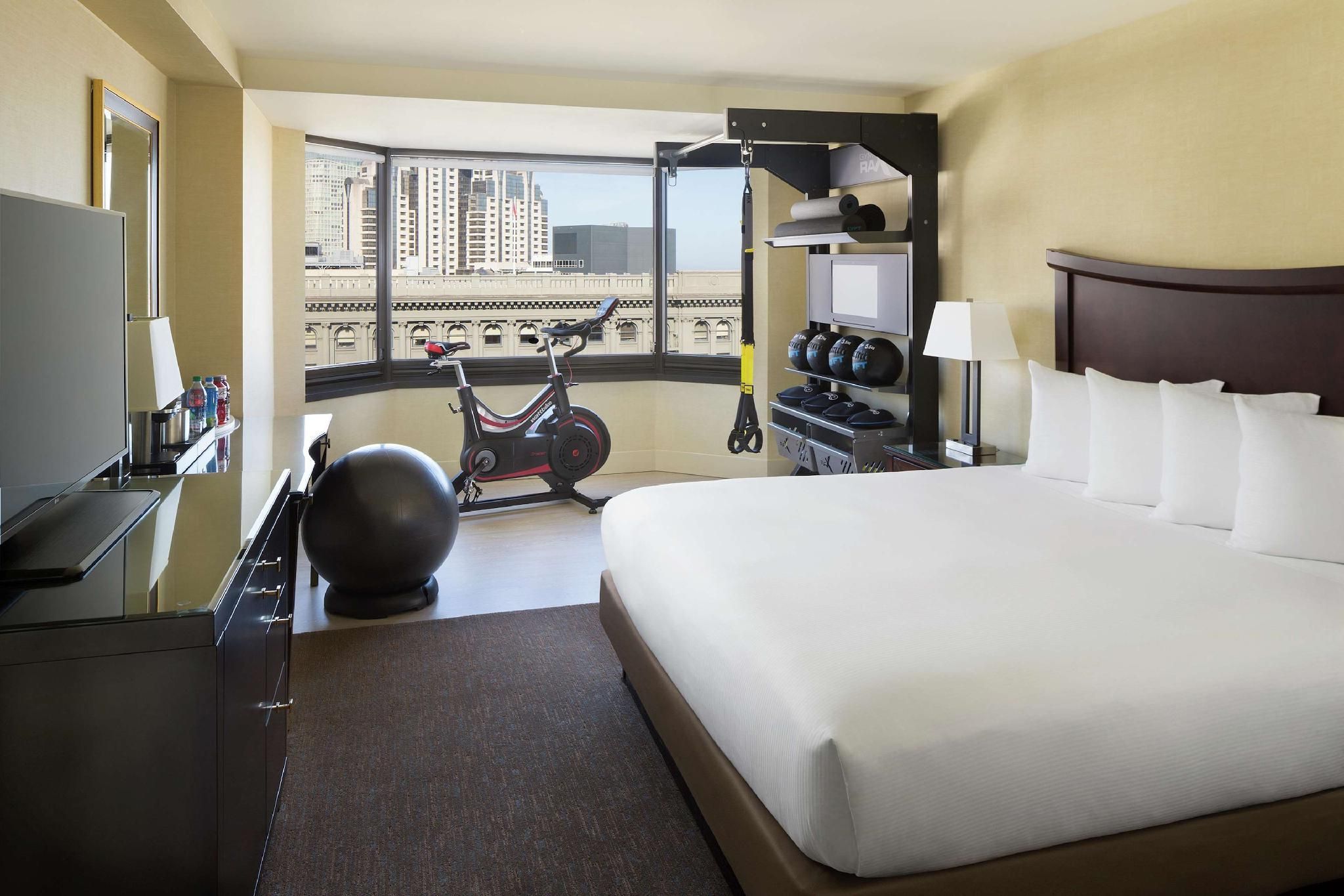1 KING BED FITNESS ROOM W/FULL BAY