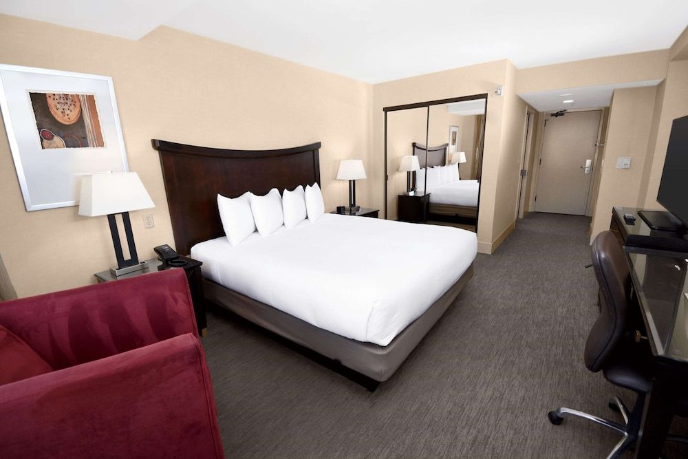 Room, 1 King Bed, Accessible (Mobility/Hearing, Skyline View)