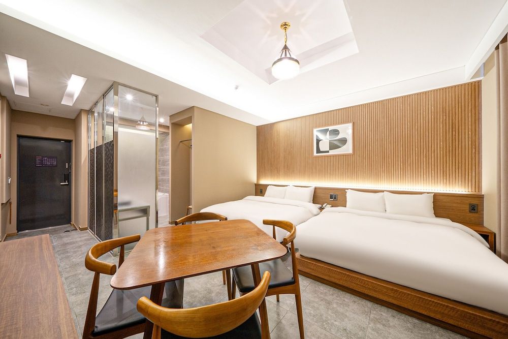 Brown-Dot Hotel Daegu Hyukshin Doshi Suite Twin Room 6
