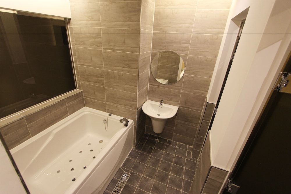 Brown-Dot Hotel Daegu Hyukshin Doshi Deluxe Room 4