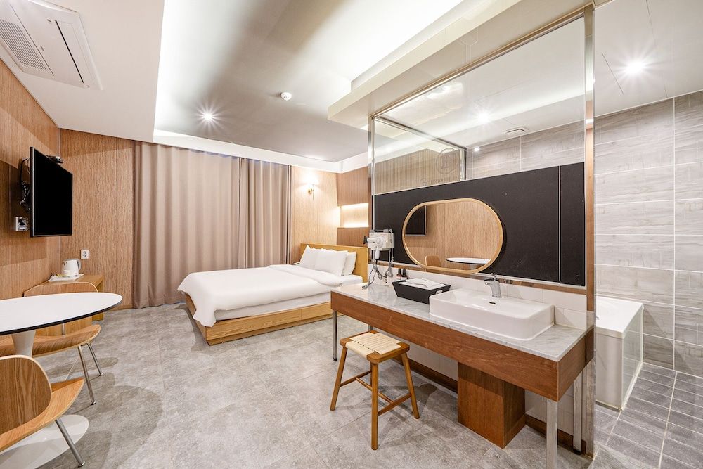 Brown-Dot Hotel Daegu Hyukshin Doshi Deluxe Room 7
