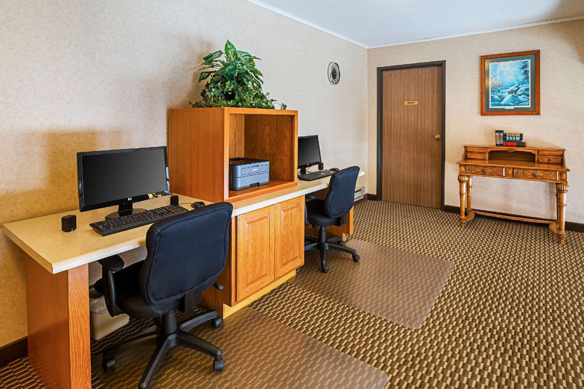 Travelodge by Wyndham Rapid City/Black Hills 2 Queen Beds, Mobility Accessible Room, Tub w/Grab Bars, NSMK