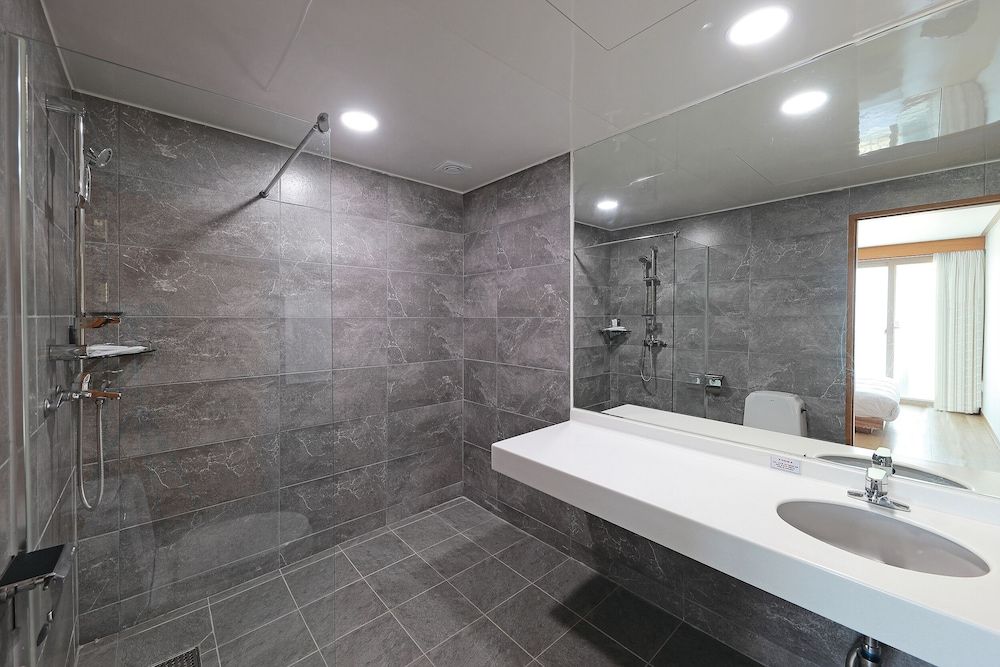 Ocean to you Resort Sokcho Seorak Beach Hotel and condo Royal Suite Ocean View Terrace (Water Spa) 4