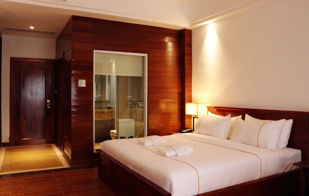 Chang Palace Vientiane Deluxe King Room with Balcony 3