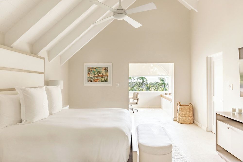 Three-Bedroom Palm Grove Modern Residence