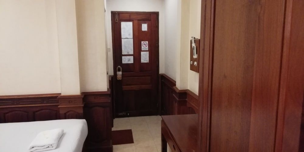 Thanaboun Guesthouse Standard Twin Room 11