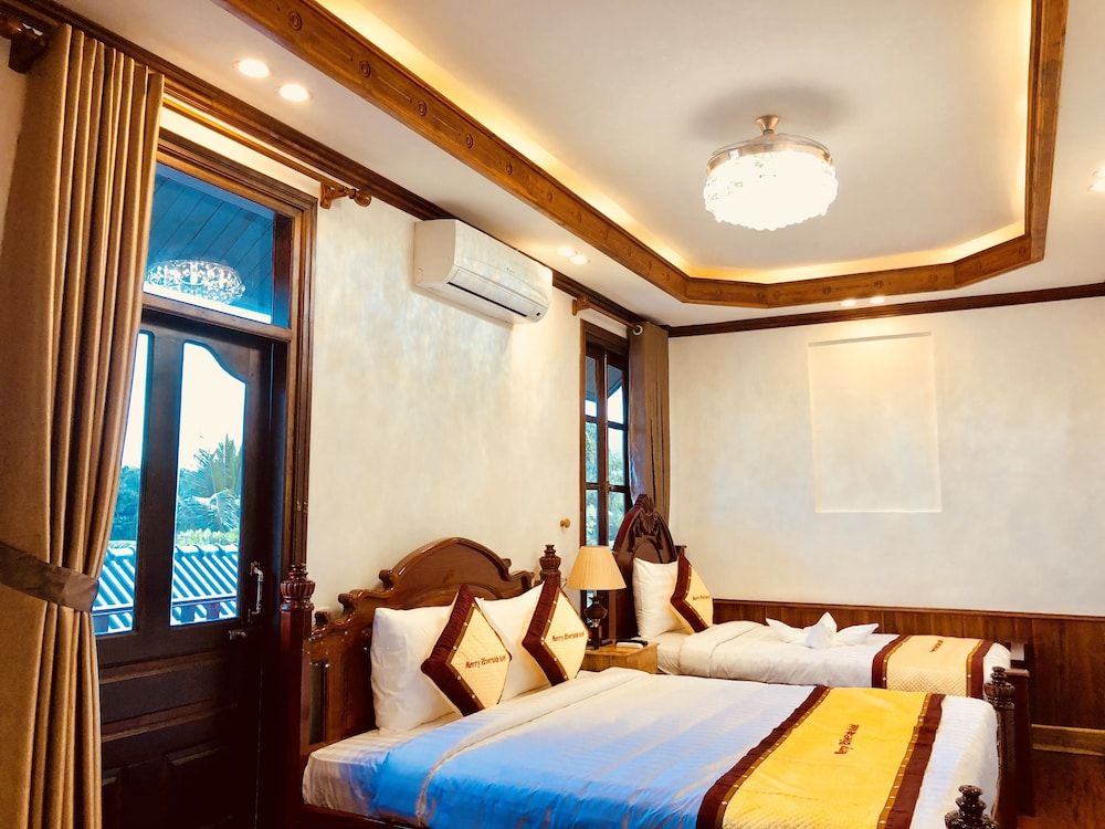 Merry Riverside Hotel 