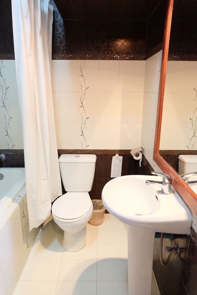 Phousi Guesthouse Family Room, Multiple Beds 7