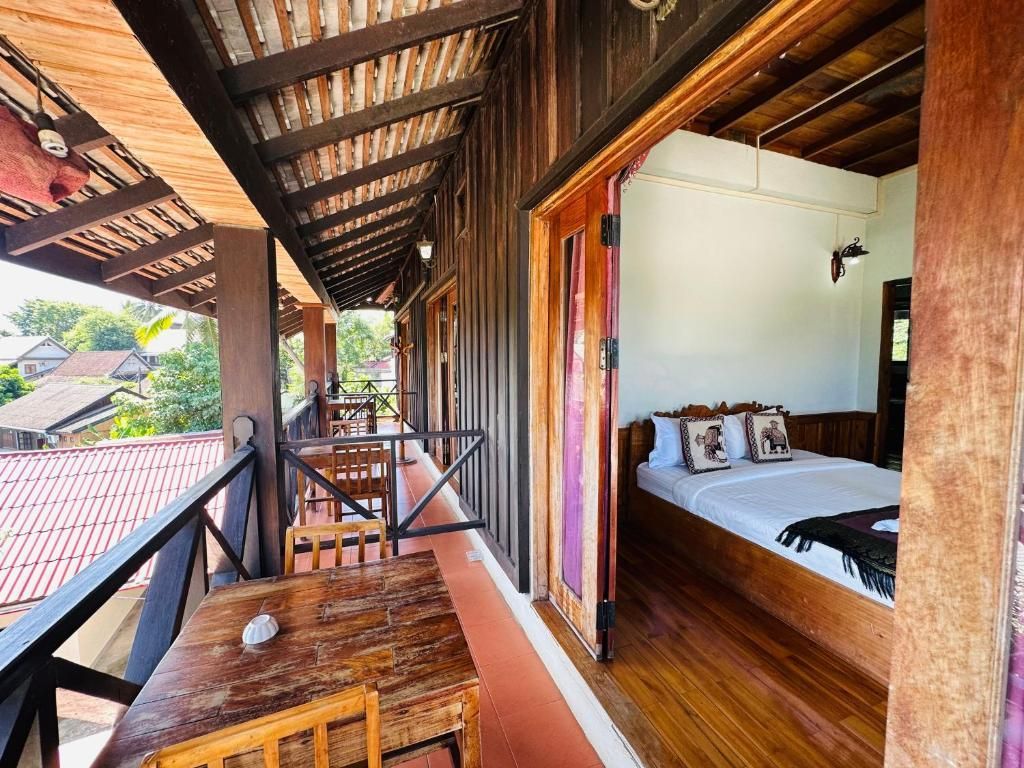 Villa Kingkham Riverside Deluxe Double Room with Balcony 3
