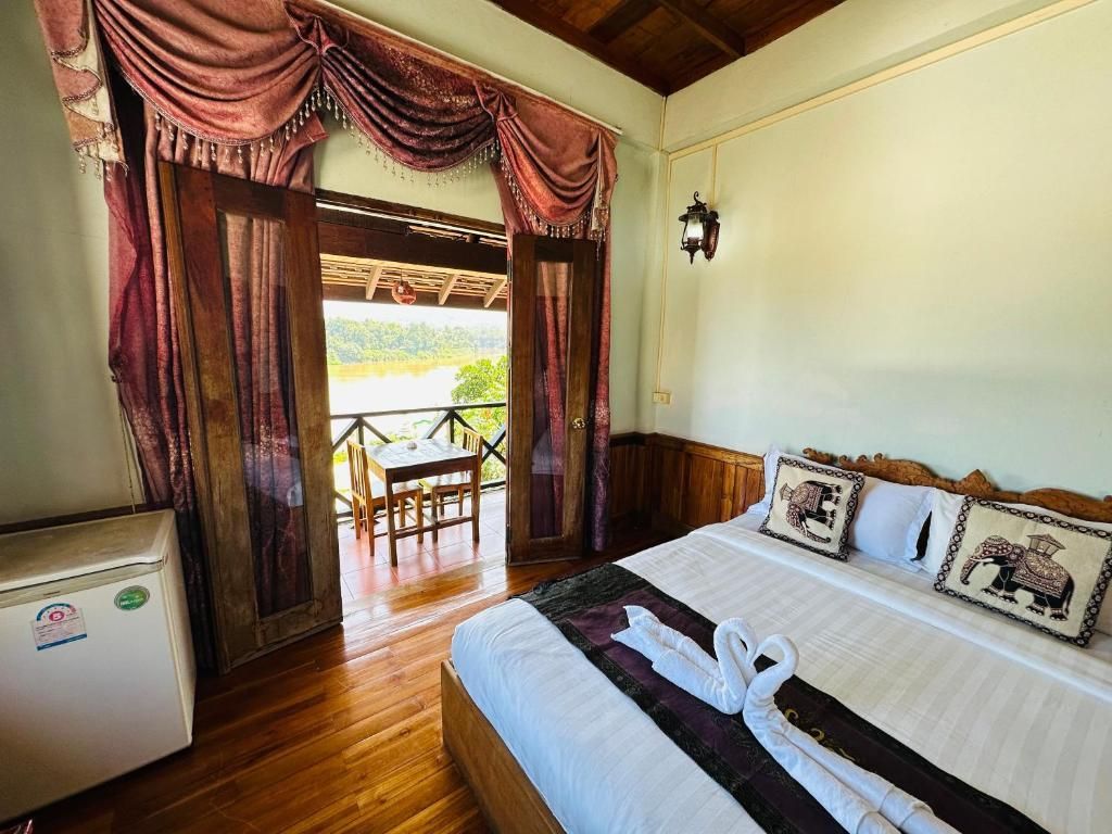 Villa Kingkham Riverside Deluxe Double Room with Balcony 5