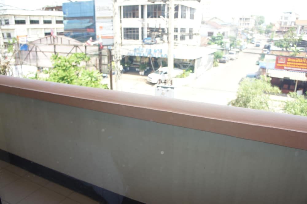 Sisavath Hotel Twin Room 3