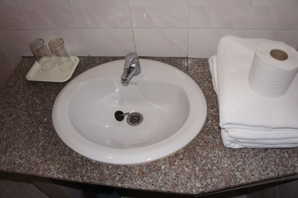 Sisavath Hotel Twin Room 8