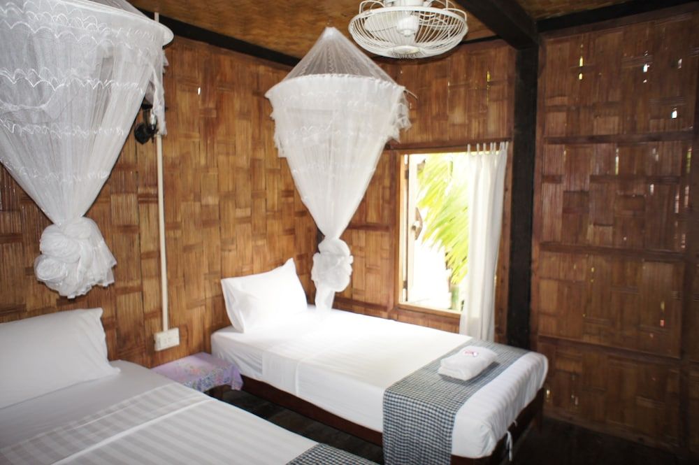 Champa Lao The Villa Villa, 4 Bedrooms (8 Adults - Fan Room )