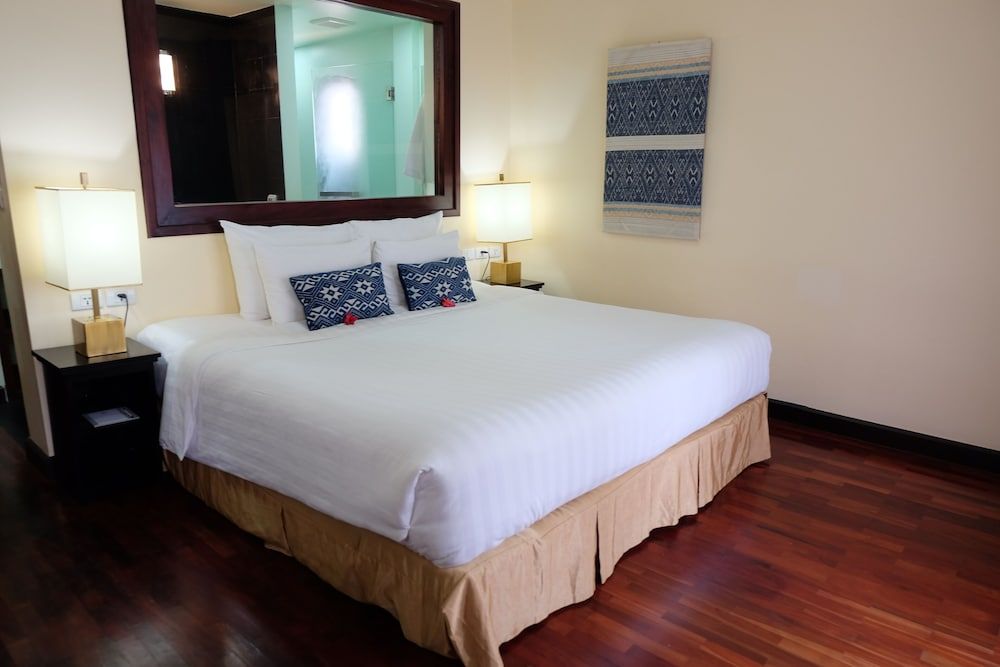 undefined Parasol Blanc Luang Prabang 2