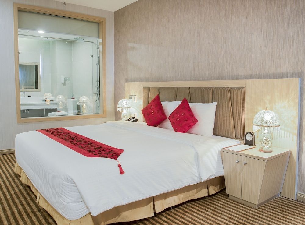 Muong Thanh Luxury Vientiane Deluxe Double Room, 1 King Bed, City View 3