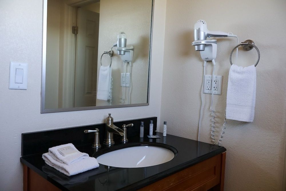 La Junta Inn Standard Room, 2 Queen Beds 3