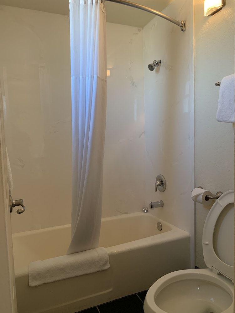 La Junta Inn Standard Room, 2 Queen Beds 4