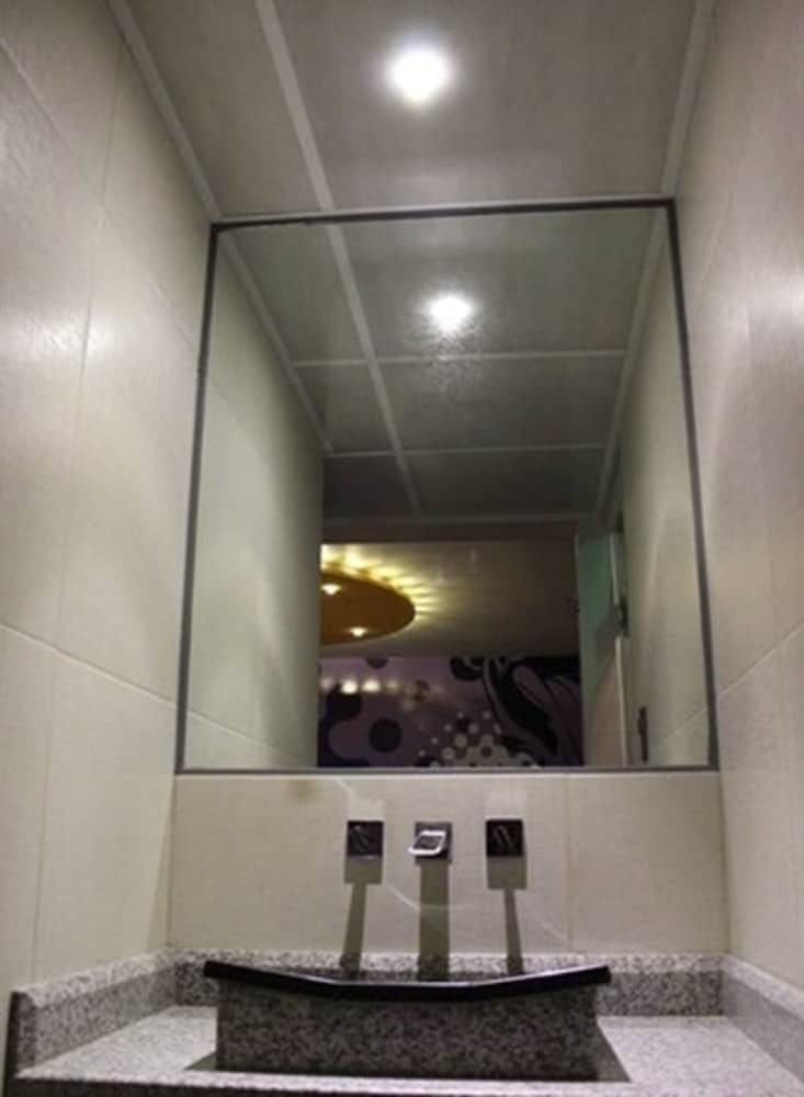 OH Oriente Hotel - Adults Only Deluxe Room 8