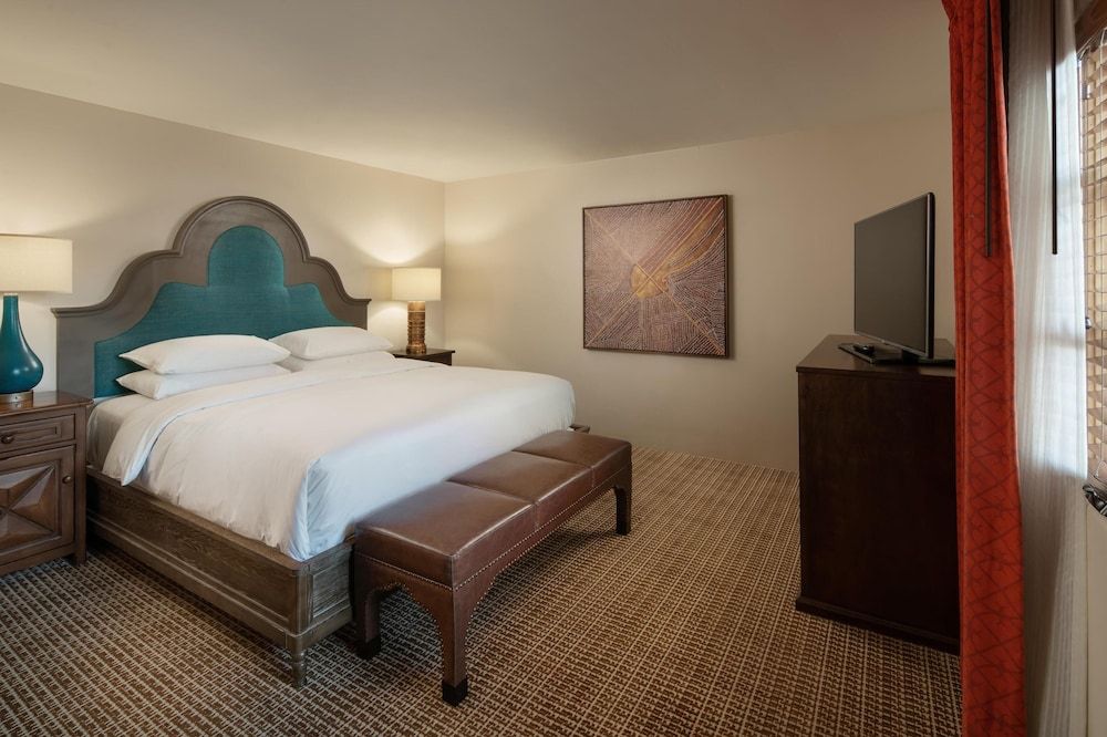 Junior Suite, 1 King Bed with Sofa bed, Accessible