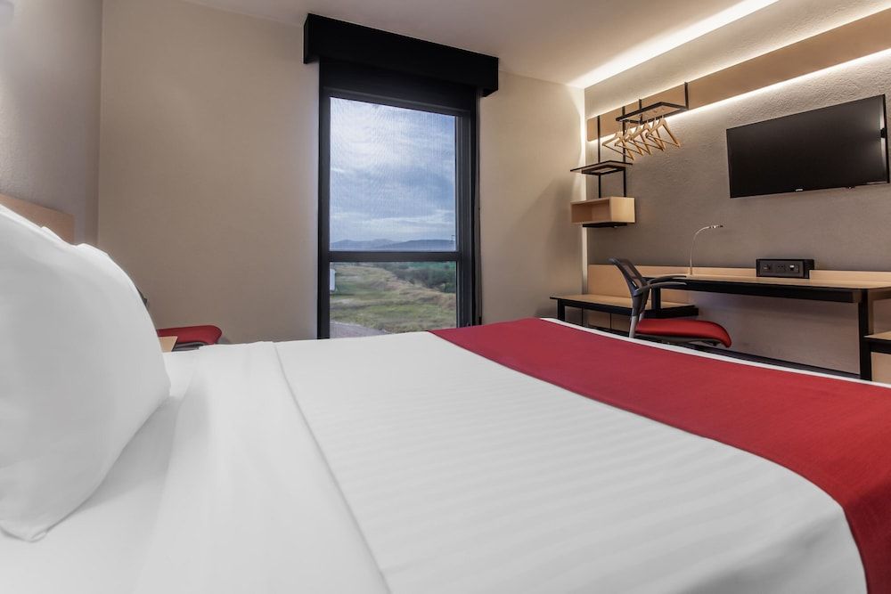 City Express by Marriott Celaya Galerias Room, 1 Queen Bed, Smoking 7