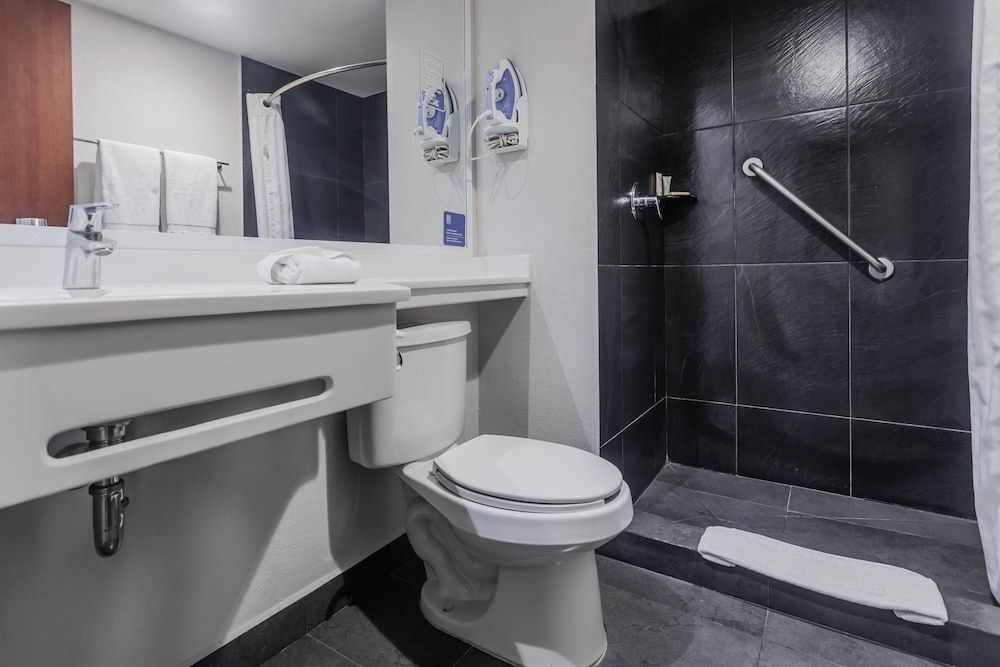 City Express by Marriott Celaya Galerias Superior Room, 1 Queen Bed with Sofa bed 9