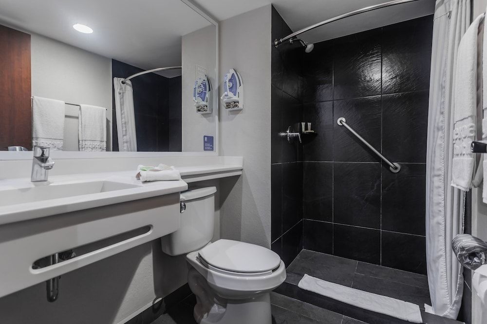 City Express by Marriott Celaya Galerias Room, 1 Queen Bed, Smoking 10