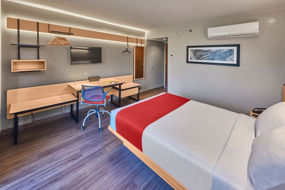 City Express by Marriott Celaya Galerias Room, 1 Queen Bed, Smoking