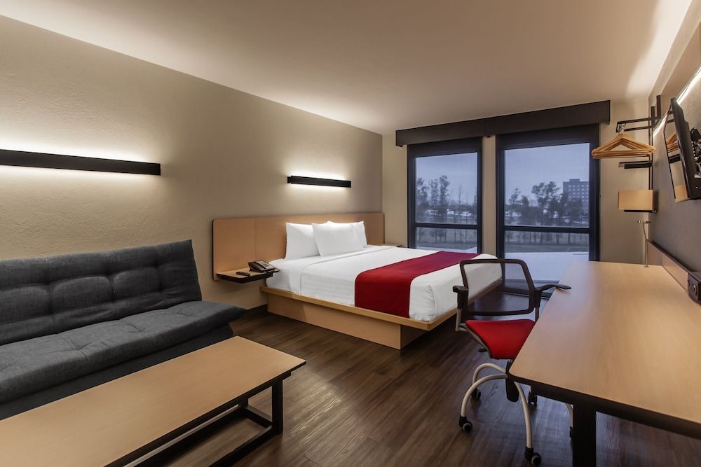 City Express by Marriott Celaya Galerias Superior Room, 1 Queen Bed with Sofa bed 6