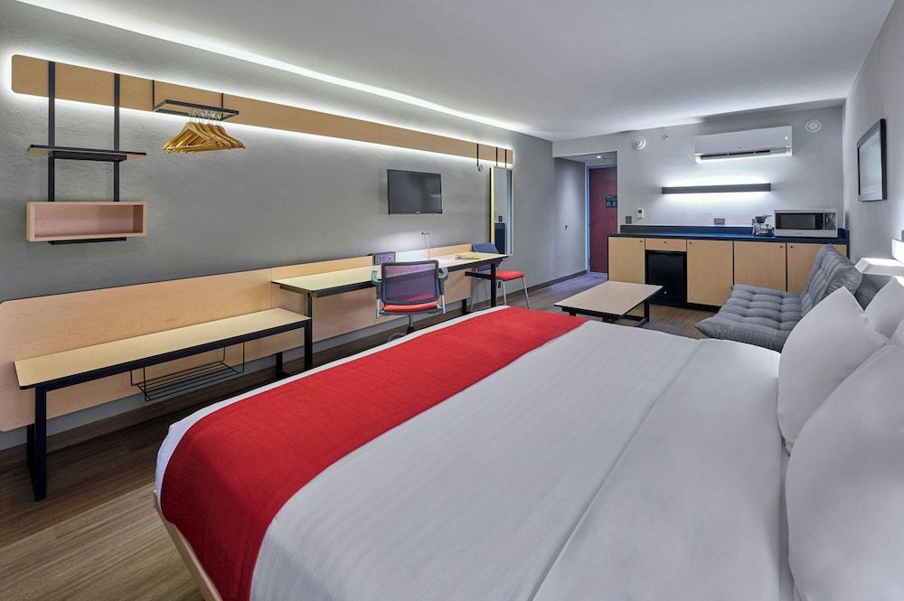 City Express by Marriott Celaya Galerias Superior Room, 1 Queen Bed with Sofa bed 7