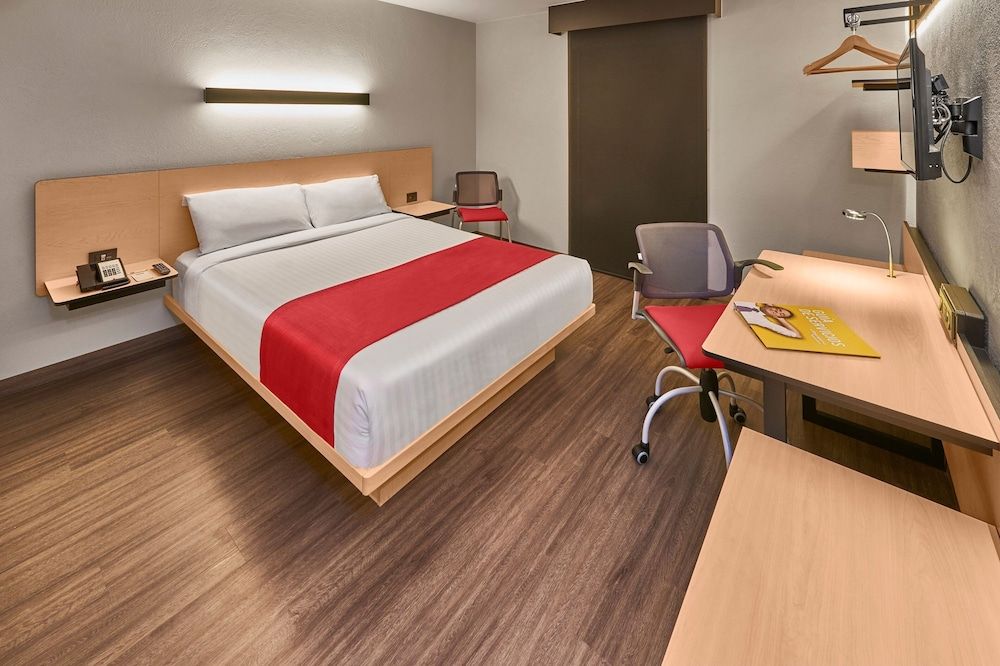 City Express by Marriott Celaya Galerias Superior Room, 1 Queen Bed with Sofa bed 3