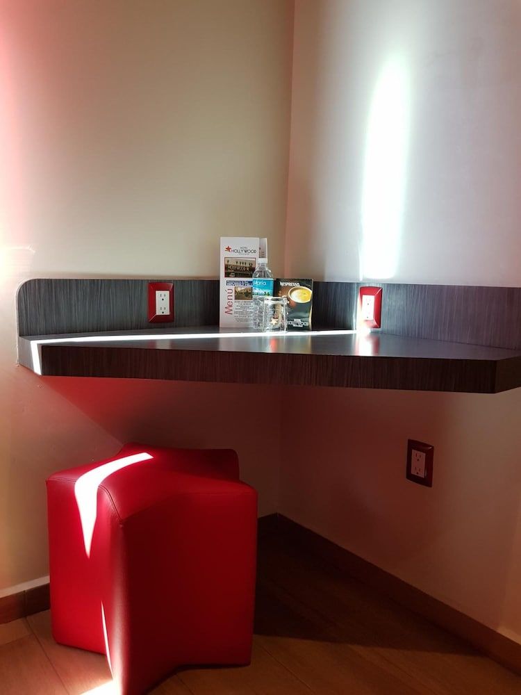 undefined Hotel Hollywood 8