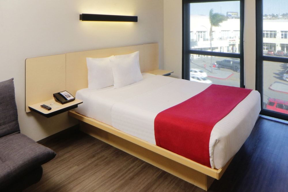 City Express by Marriott Rosarito Superior Room, 1 Queen Bed with Sofa bed 3