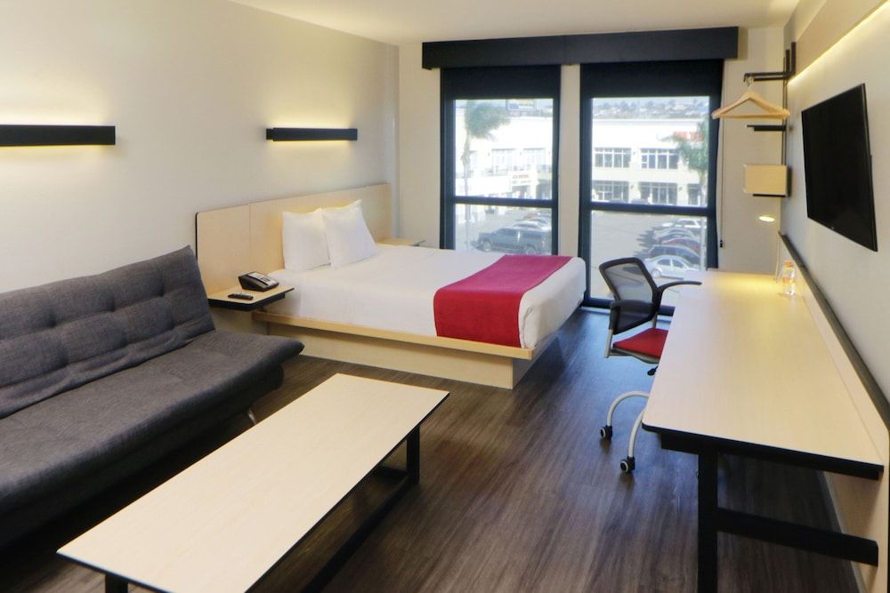 City Express by Marriott Rosarito Superior Room, 1 Queen Bed with Sofa bed 4